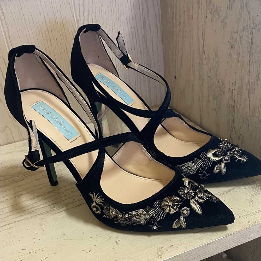 Betsey Johnson SB-Skye Black Velvet Crystal Embroidered Heels 9.5 - Excellent!